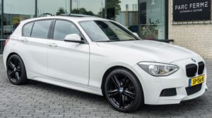 BMW-1-serie-F20-alpinweiss-3-III-wit-styling-386m-velgen-zwart-m-pakket
