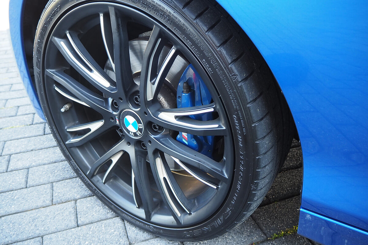 BMW F20 Estorilblau metallic style 624 m performance styling velgen 19 inch