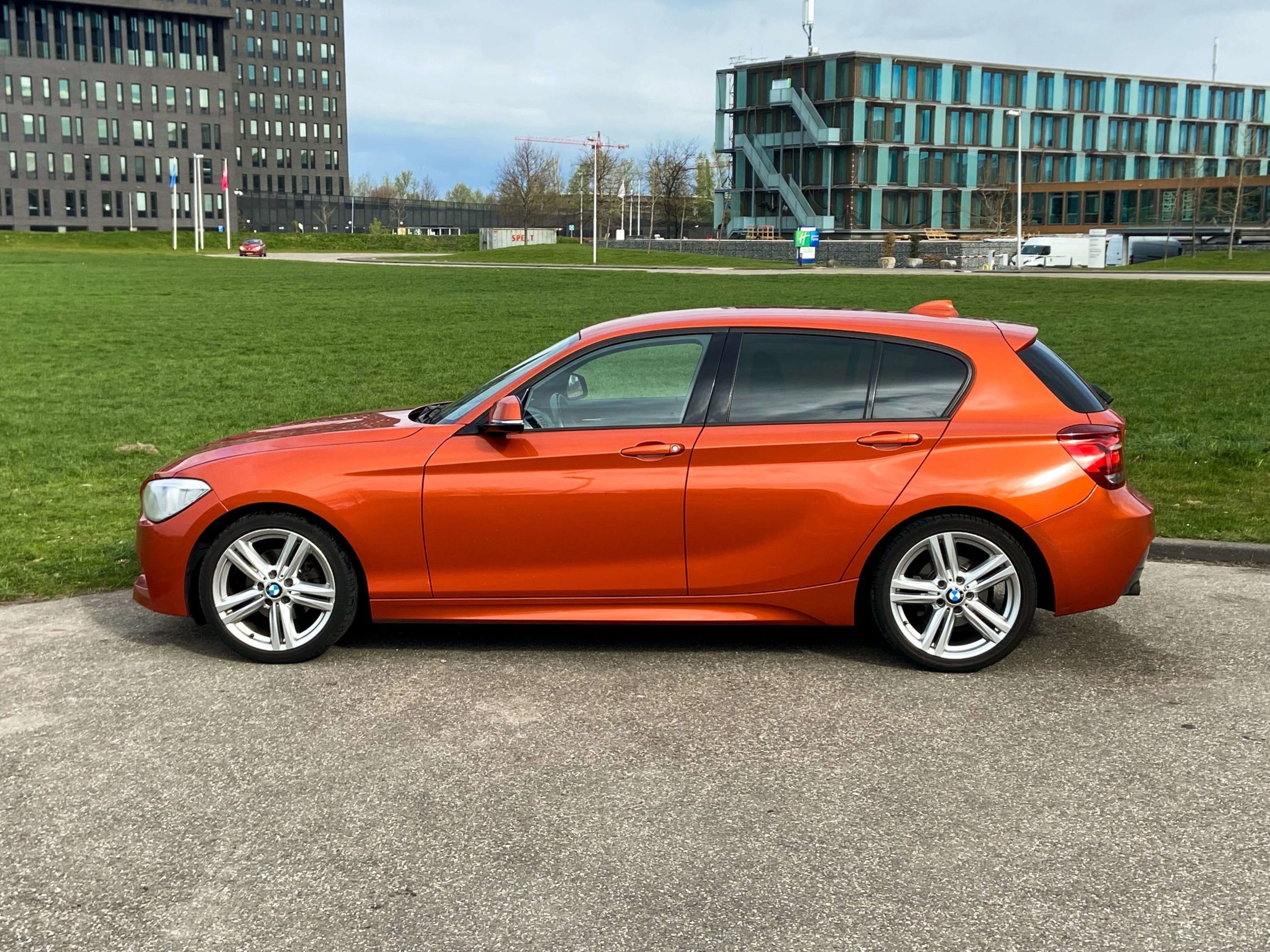 BMW-1-serie-F20-m-sport-pakket-valencia-orange-style-386m-styling-386-velgen-18-inch-breedset-zilver