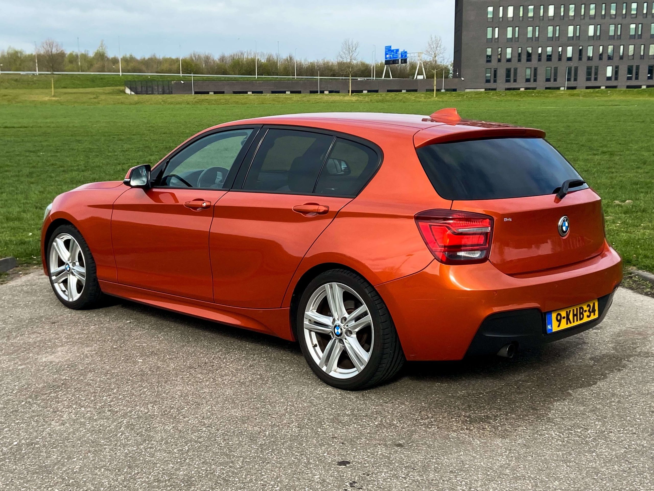 BMW-1-serie-F20-m-sport-pakket-pre-lci-valencia-orange-style-386m-styling-386-velgen-18-inch-breedset